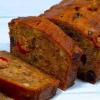 une belle tranche de gateau au fruits fait maison