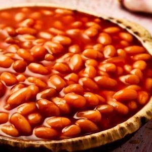 un bol de fèves au lard avec un oignon français
